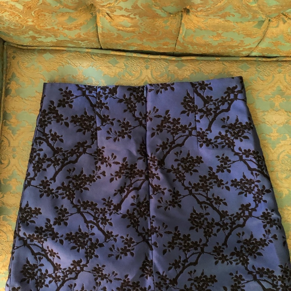 Zara brocade mini skirt with black accent closure. Full zip back. Size XS - Picture 2 of 5